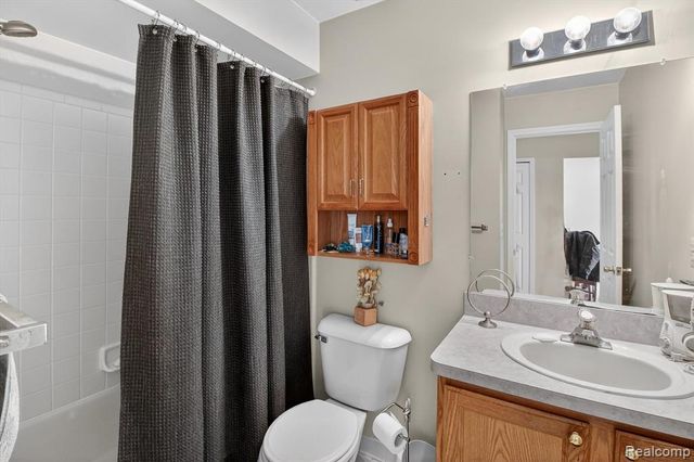 18591 Valleybrook Lane, Clinton Township, MI 48038