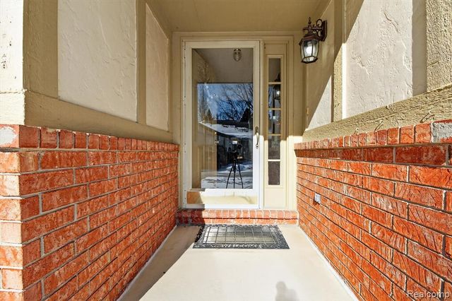 18591 Valleybrook Lane, Clinton Township, MI 48038