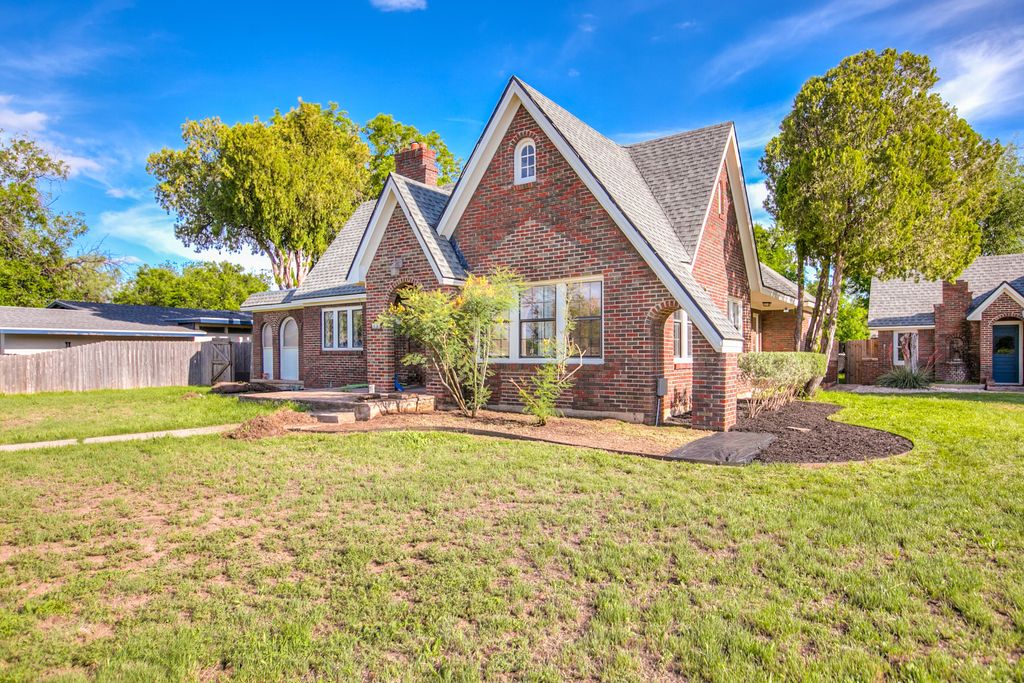 Image 12 of property listing at 303 Glenmore Drive, San Angelo, TX 76903