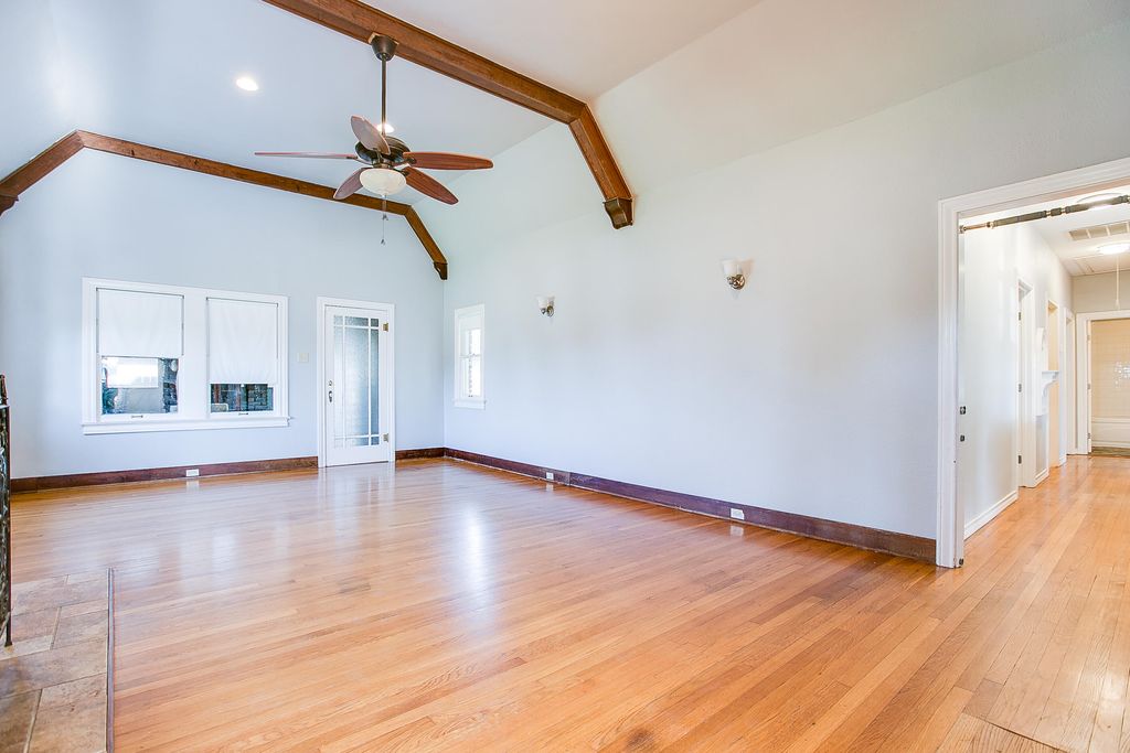 Image 13 of property listing at 303 Glenmore Drive, San Angelo, TX 76903