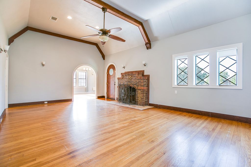 Image 15 of property listing at 303 Glenmore Drive, San Angelo, TX 76903