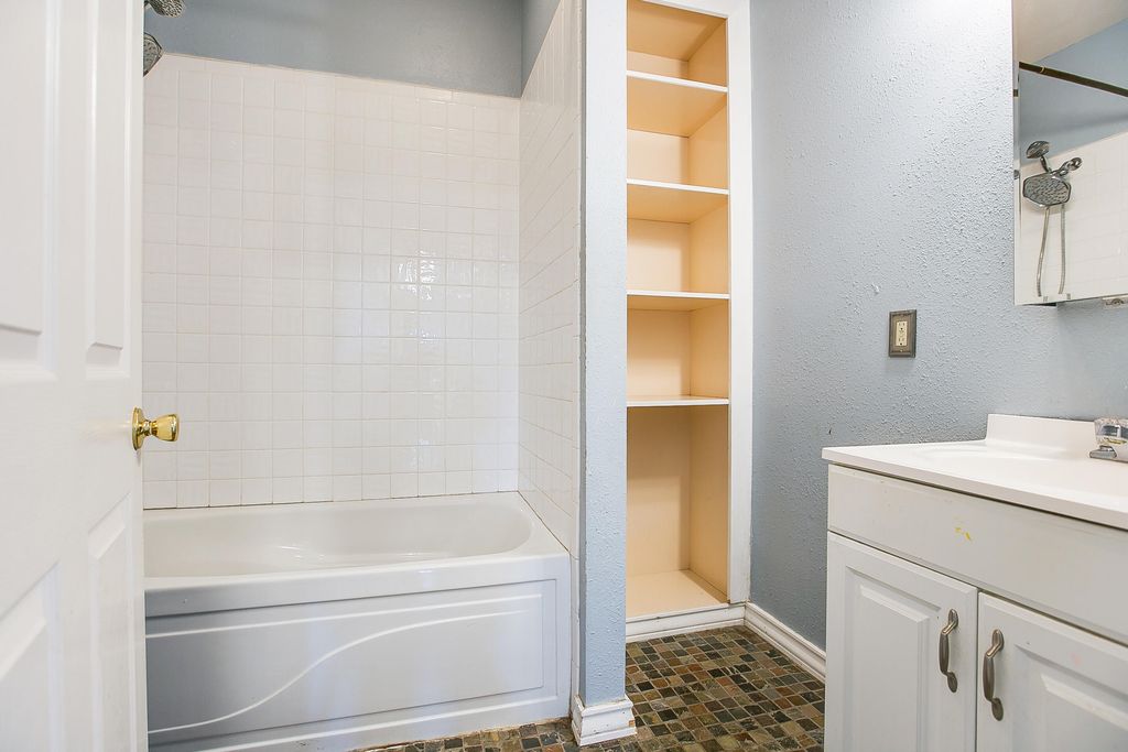 Image 24 of property listing at 303 Glenmore Drive, San Angelo, TX 76903