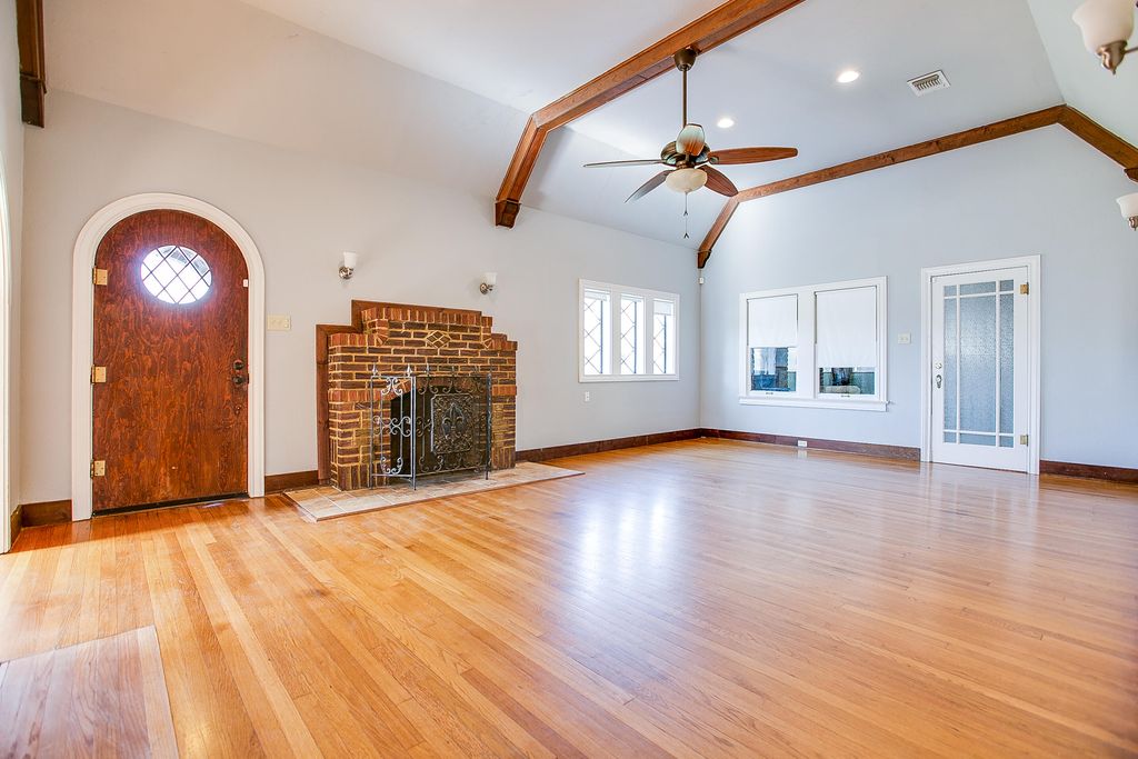 Image 3 of property listing at 303 Glenmore Drive, San Angelo, TX 76903