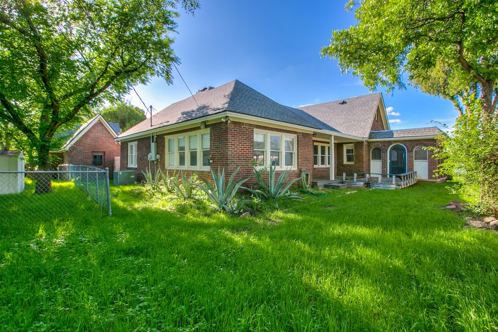 Image 33 of property listing at 303 Glenmore Drive, San Angelo, TX 76903