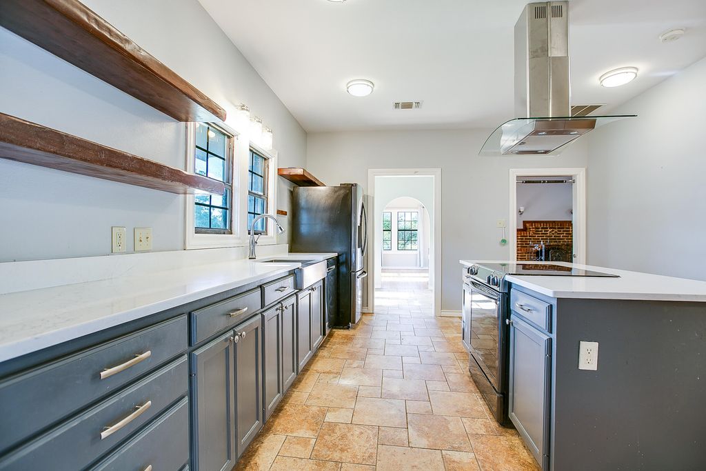 Image 4 of property listing at 303 Glenmore Drive, San Angelo, TX 76903