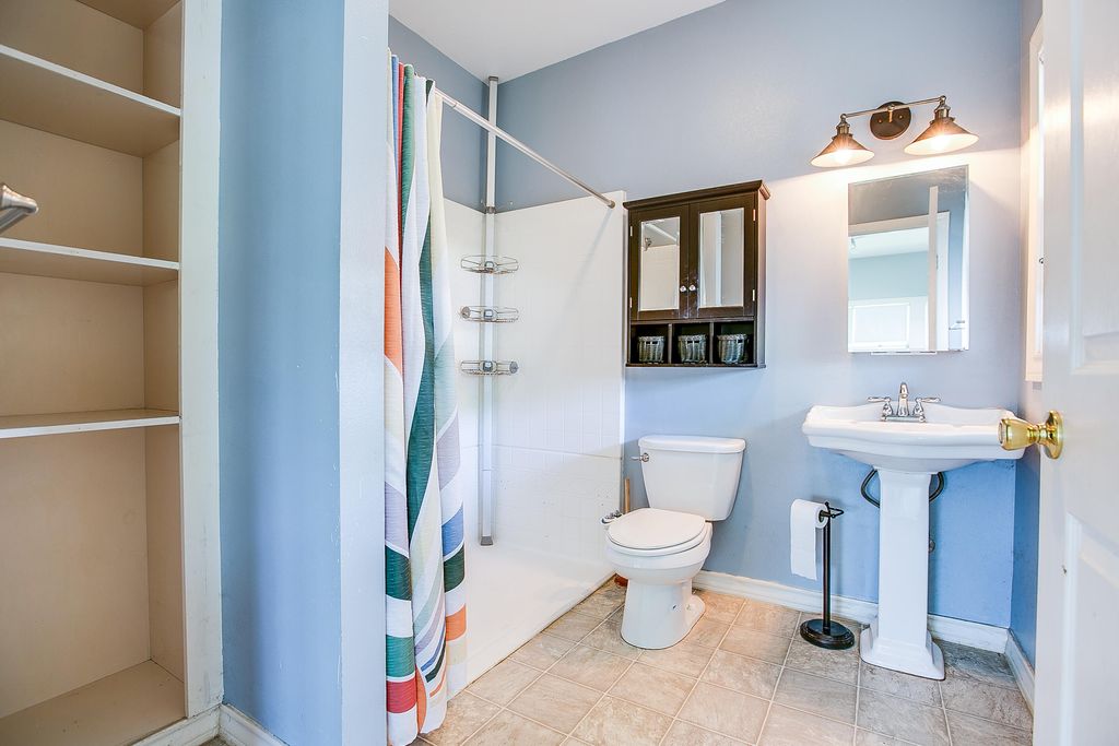 Image 6 of property listing at 303 Glenmore Drive, San Angelo, TX 76903