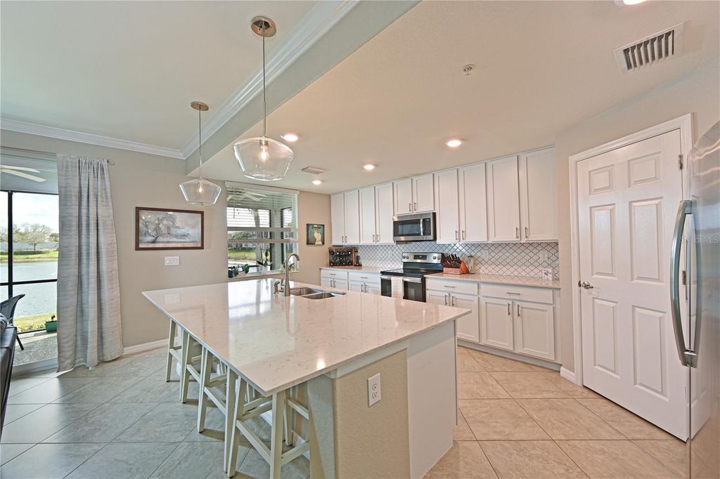 Image 8 of property listing at 901 TIDEWATER SHORES LOOP 412, Bradenton, FL 34208