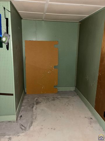 2240 SE Maryland AVE, Topeka, KS 66605