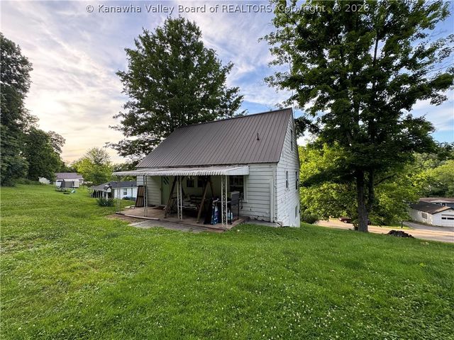 50 31st Square E, Nitro, WV 25143