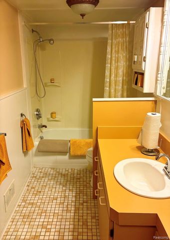 17619 Sprenger Avenue, Eastpointe, MI 48021