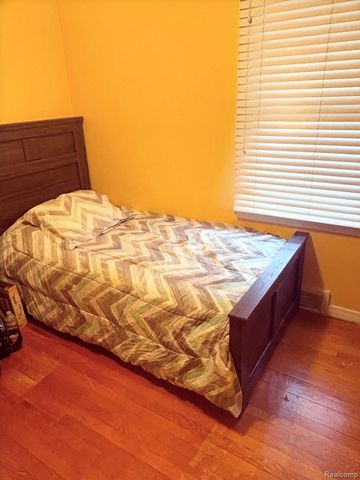 17619 Sprenger Avenue, Eastpointe, MI 48021