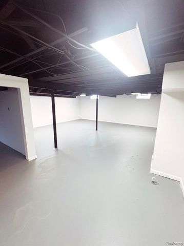 17619 Sprenger Avenue, Eastpointe, MI 48021