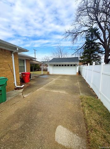 17619 Sprenger Avenue, Eastpointe, MI 48021