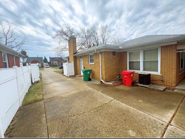 17619 Sprenger Avenue, Eastpointe, MI 48021