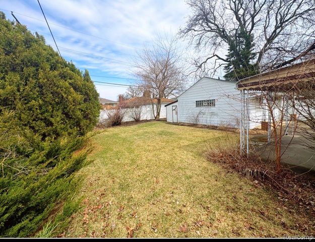 17619 Sprenger Avenue, Eastpointe, MI 48021