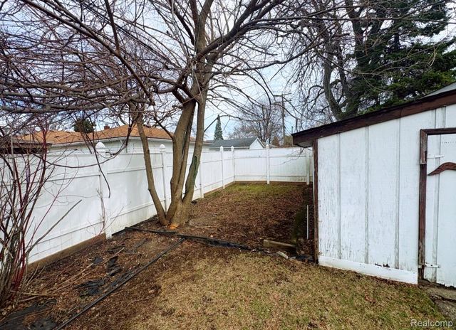 17619 Sprenger Avenue, Eastpointe, MI 48021