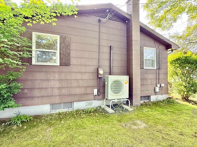 31 Pomeroy St, Easthampton, MA 01027