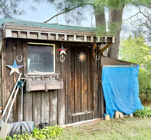 31 Pomeroy St, Easthampton, MA 01027