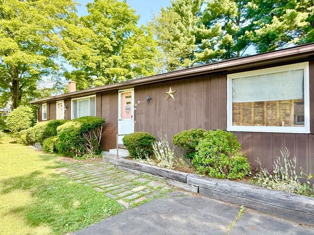 31 Pomeroy St, Easthampton, MA 01027