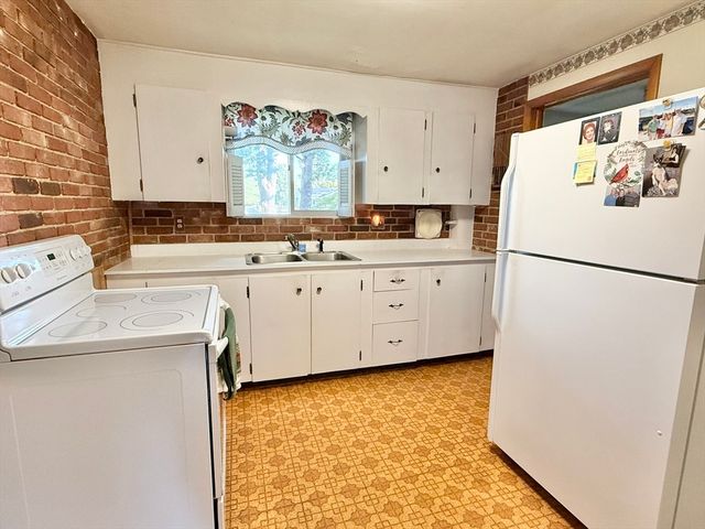 31 Pomeroy St, Easthampton, MA 01027