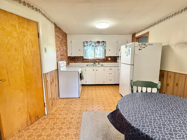 31 Pomeroy St, Easthampton, MA 01027