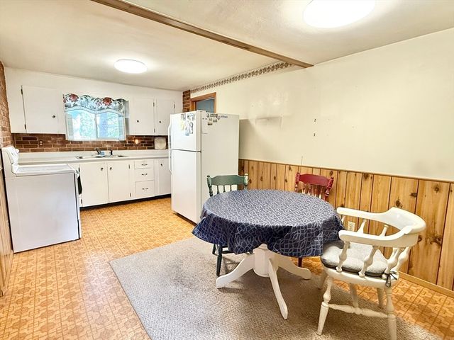 31 Pomeroy St, Easthampton, MA 01027