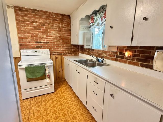 31 Pomeroy St, Easthampton, MA 01027