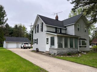 25 W Hunters Creek Road, Lapeer Township, MI 48446