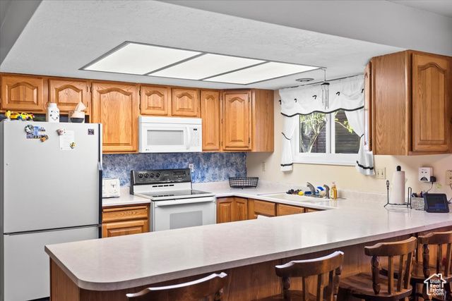 214 N MOUNTAIN RD, Fruit Heights, UT 84037
