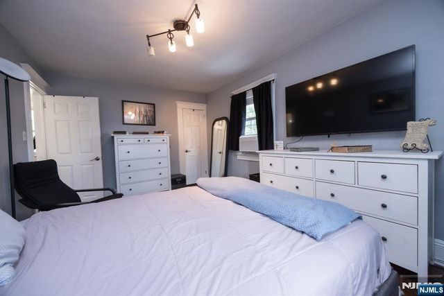 17 Carnation Street, Bergenfield, NJ 07621