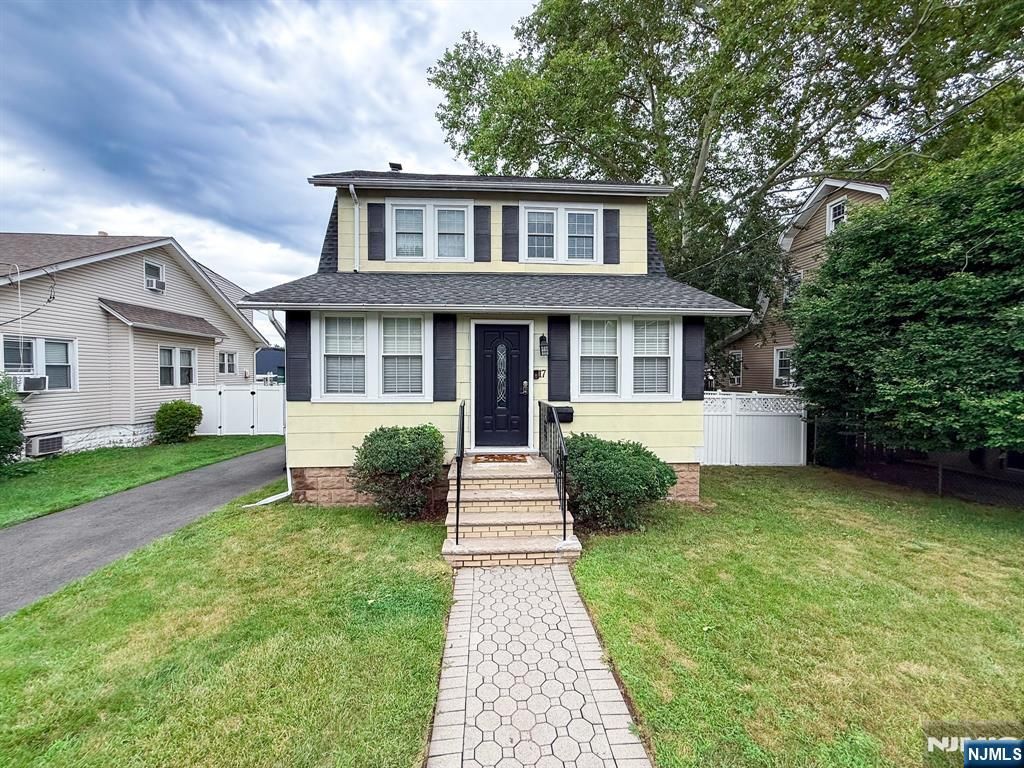 17 Carnation Street, Bergenfield, NJ 07621