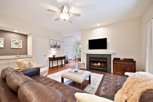 136 River Chase Cir, Sacramento, CA 95864