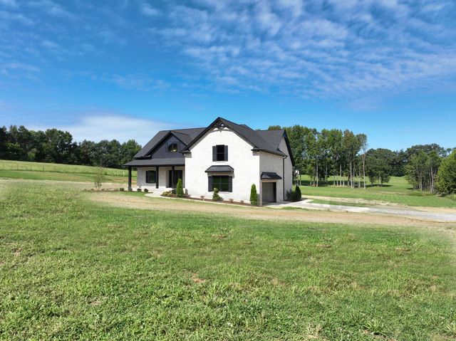 557 Fairfield Rd, Westmoreland, TN 37186