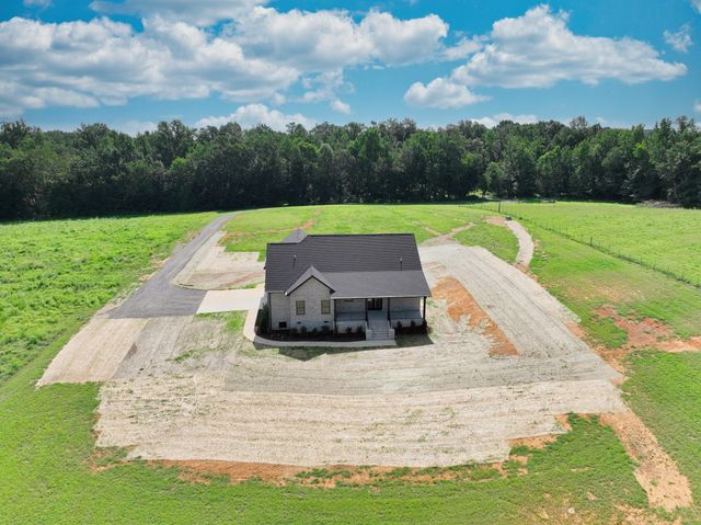 557 Fairfield Rd, Westmoreland, TN 37186