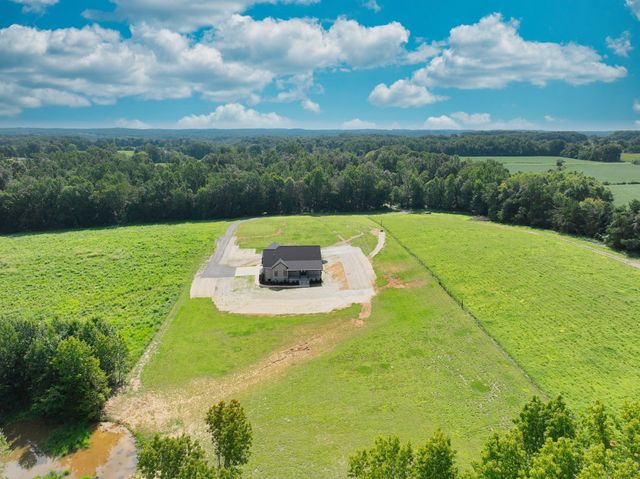 557 Fairfield Rd, Westmoreland, TN 37186