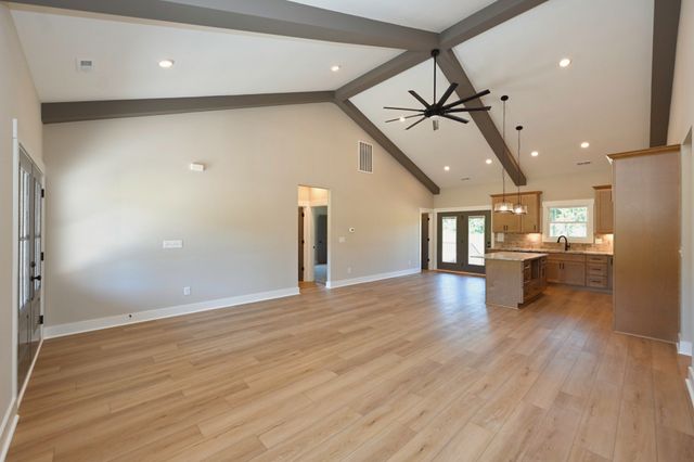 557 Fairfield Rd, Westmoreland, TN 37186