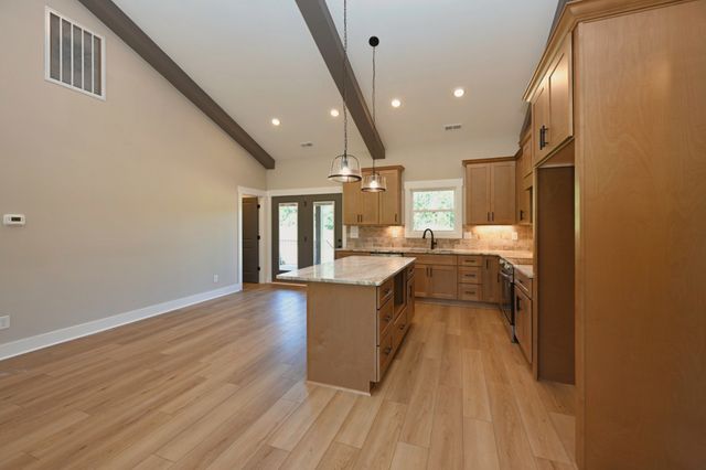 557 Fairfield Rd, Westmoreland, TN 37186