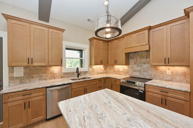 557 Fairfield Rd, Westmoreland, TN 37186