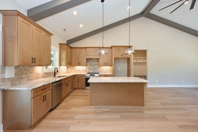 557 Fairfield Rd, Westmoreland, TN 37186