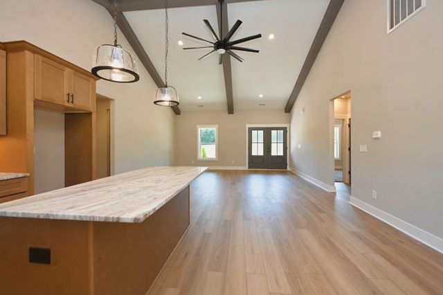 557 Fairfield Rd, Westmoreland, TN 37186