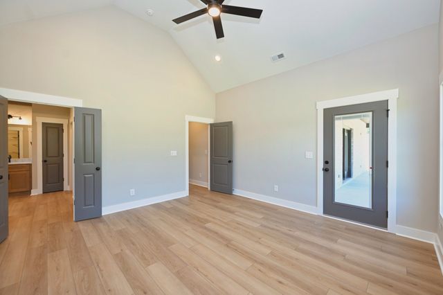 557 Fairfield Rd, Westmoreland, TN 37186