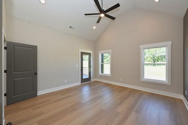 557 Fairfield Rd, Westmoreland, TN 37186