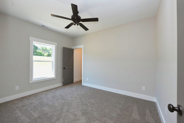 557 Fairfield Rd, Westmoreland, TN 37186