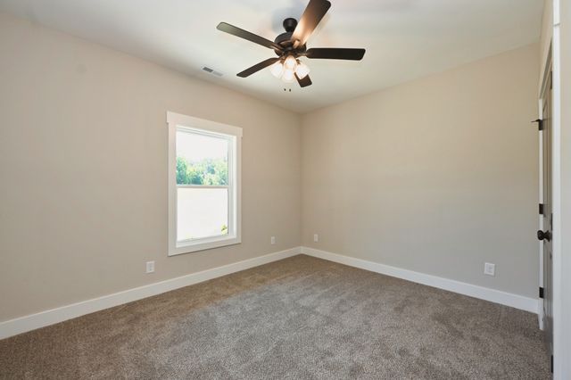 557 Fairfield Rd, Westmoreland, TN 37186