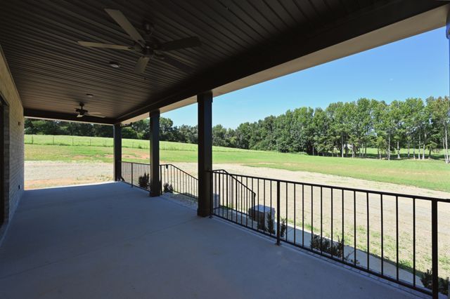 557 Fairfield Rd, Westmoreland, TN 37186