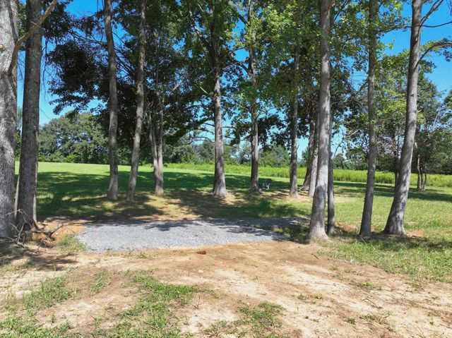 557 Fairfield Rd, Westmoreland, TN 37186