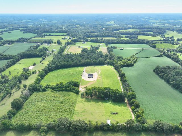 557 Fairfield Rd, Westmoreland, TN 37186