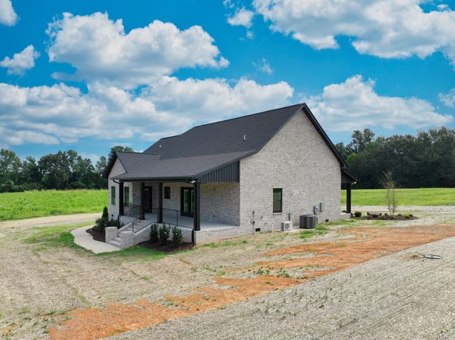 557 Fairfield Rd, Westmoreland, TN 37186