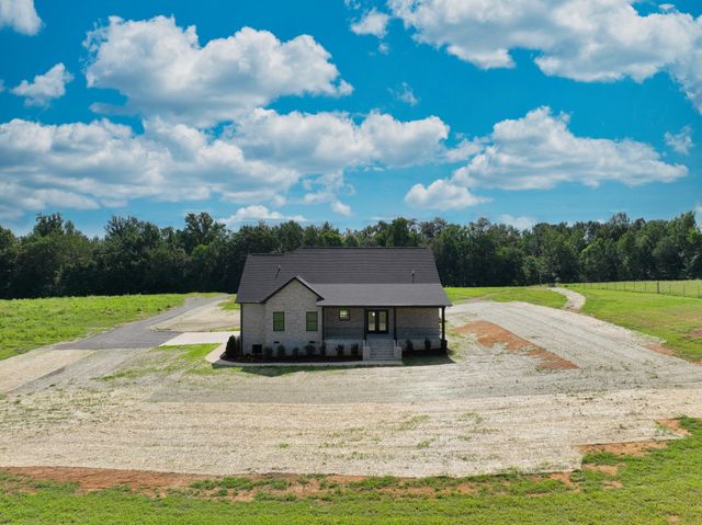 557 Fairfield Rd, Westmoreland, TN 37186