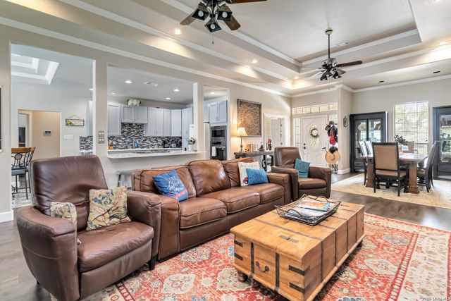 573 MOUNTAIN OAKS DR, Canyon Lake, TX 78133